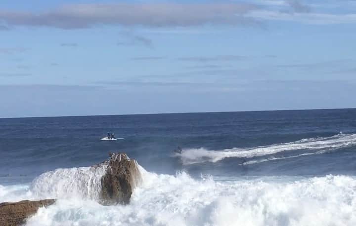 ローラ・エンバーのインスタグラム：「I’m not sure who filmed this but the commentary is great! 🤣 My second proper wave at shipsterns w @martipara - I’ll never forget hearing everyone yelling in the channel on this one! (or my nerves about making it down the steps prior ahh!) @undonefilm」