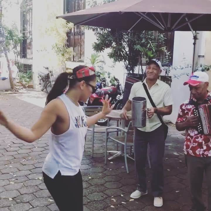 キャット・デルーナのインスタグラム：「A dance post because in 3 days it’s my birthday🎉🎉Now ya’ll know i was holding back my moves in the streets of DR lol. All i want for my bday is to book a live merengue tipico band like this and dance all day.... but covid! Thankful to be here and to have my loved ones safe. Make the best of life and pray! I pray the grace of God touches all of you today🙏🏽#almostmybday #sagittariusseason #ensantodomingo #zonacolonialrd #merenguetipico #katdeluna」