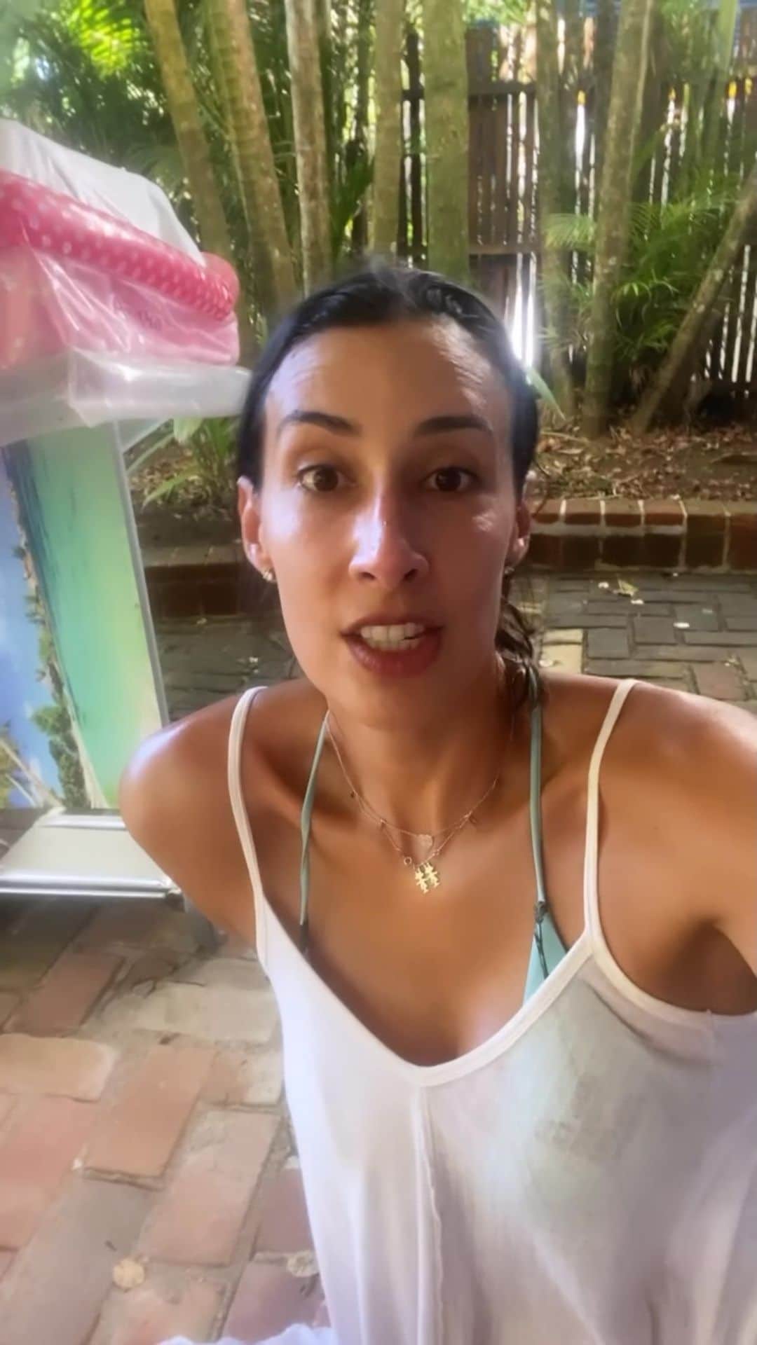 シェイラ・カストロのインスタグラム：「Por isso que gosto tanto de malhar em casa!!! LIBERDADE!!!  Vídeo que mandei pra minha amiga @fabiclaudino, e ela riu tanto que achei legal compartilhar!  #sheillacastro #liberdade #freedom #sheilla13」