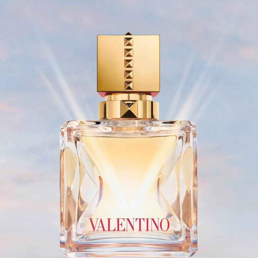 レディー・ガガさんのインスタグラム写真 - (レディー・ガガInstagram)「Voce Viva. A fragrance that celebrates your voice ❤️ @valentino.beauty #ValentinoVoceViva」11月24日 4時16分 - ladygaga