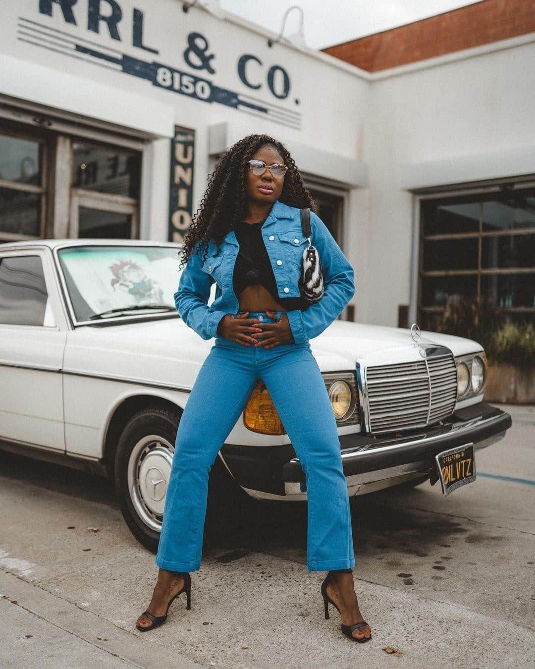 ゲスのインスタグラム：「where to? 🚙💙 @specsandblazers in matching #GUESSDenim」