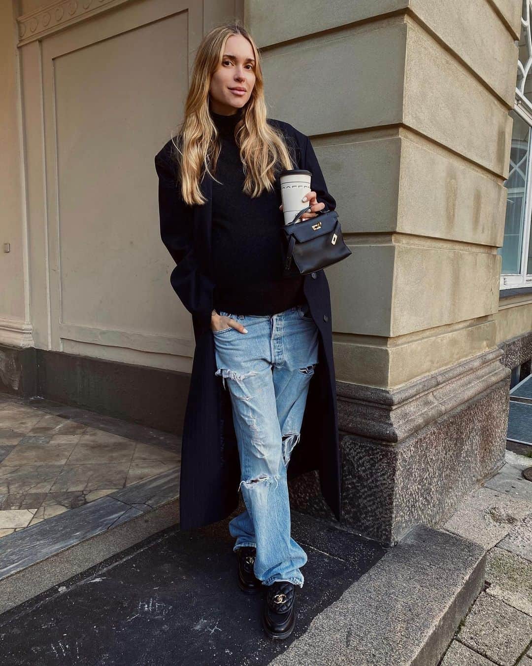 ペニーレ・タイスベックのインスタグラム：「Monday mission: walk the baby out 🐌」