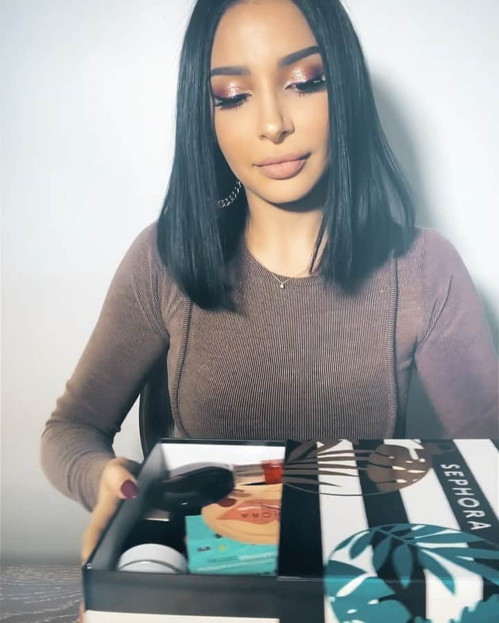 sananasのインスタグラム：「CONCOURS 💝1000 € de produits chez @sephorafrance ça donne ça 😱😍 Et justement, on vous fait gagner 2 cartes cadeau de 500 € 🎁 ! On a décidé de jouer les mères Noël avant l’heure 😆 Pour participer c’est très simple (attention je vérifie tout 🧐) ! : 1-Être abonné à mon compte et à celui de @sephorafrance  2-Liker ce post 3-Taguer un maximum d’amis en commentaires (1 commentaire par ami pour maximiser vos chances !) Concours ouvert jusqu’au 29 novembre 23:59 🕛  J’espère que ça vous fait plaisir ! Merci à ma team Sephora pour ce joli cadeau avant l’heure 💚Good luck ma Sananas Fam !  #XmasAtSephora #SephoraFrance # sponsoriséParSephora」