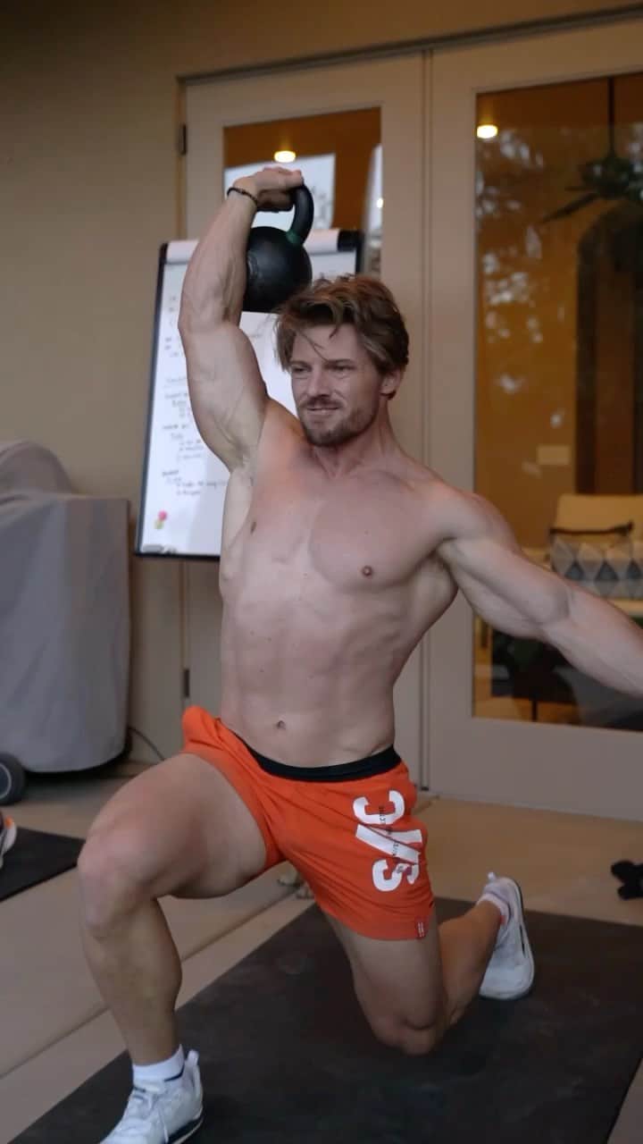 スティーブ・クックのインスタグラム：「Home workouts can be effective but they need to be structured correctly! Lots of movement without a clear goal isn’t going to cut it. Taking the muscle to exhaustion at hike is more difficult but is possible. Here is a example of one of our @fitnessculturetraining home workouts!   1a. DB Floor Press - 3xFailure  1b. DB Bent Over Row - 3xFailure  Rest 1 min   2a.  DB Front Squat 3x20   2b. DB RDLs - 3x20 Rest 90 sec    Conditioning   3x5 Minute AMRAPs - 1 Min Rest Between AMRAPS  AMRAP #1 - 20 Thrusters  / 20 V - Ups   AMRAP #2 - 20 Alt DB Snatches / 20 Mountain Climbers  AMRAP #3 -  10 Single Arm Alternating Overhead Lunges (10 each)  / 10 Burpees」