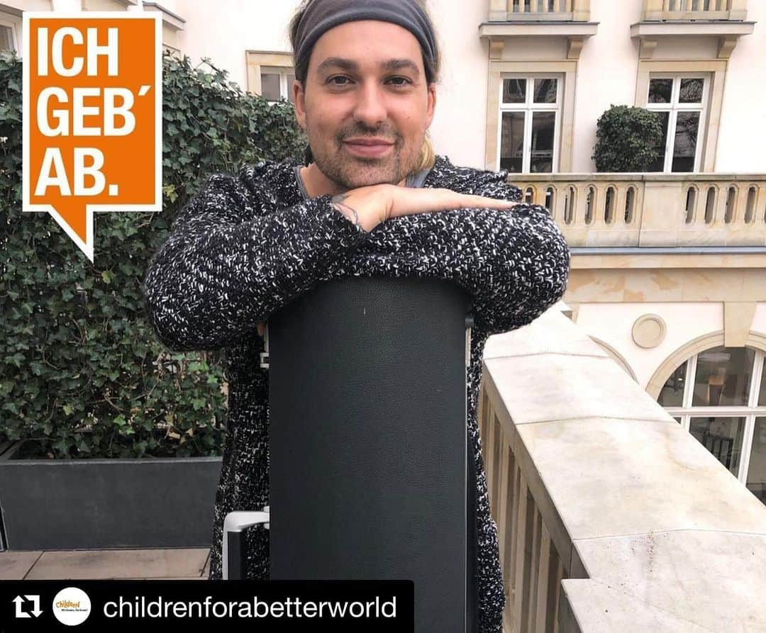 デイヴィッド・ギャレットさんのインスタグラム写真 - (デイヴィッド・ギャレットInstagram)「#Repost @childrenforabetterworld  ・・・ Ersteigere @davidgarrettinsta ’s Geigenkoffer, der ihn auf seiner UNLIMITED Tour begleitet hat! 🎉  Ab heute könnt Ihr auf Ebay Charity (Link in Bio) dafür mitbieten. Der Erlös wird im Zuge unserer Plakatkampagne ICH GEB AB – JETZT ERST RECHT an CHILDREN gespendet.   Wir freuen uns sehr über diese tolle Unterstützung und wünschen allen Teilnehmer*innen viel Glück bei der Versteigerung! 🍀  #childrenforabetterworld #versteigerung #davidgarrett #geigenkoffer #ichgebabjetzterstrecht #kampagne #spenden #kinderarmut #kinder #gemeinsamgegenkinderarmut #sozialesengagement」11月24日 4時43分 - davidgarrettinsta