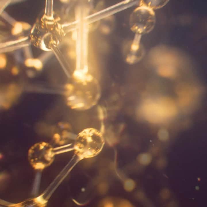 ドゥラメールのインスタグラム：「Skin’s extracellular matrix is the essence of rejuvenation. The Essential Amino Acid Ferment empowers it to boost collagen and elastin, so skin feels firmer, smoother and stronger. #GenaissancedelaMer」