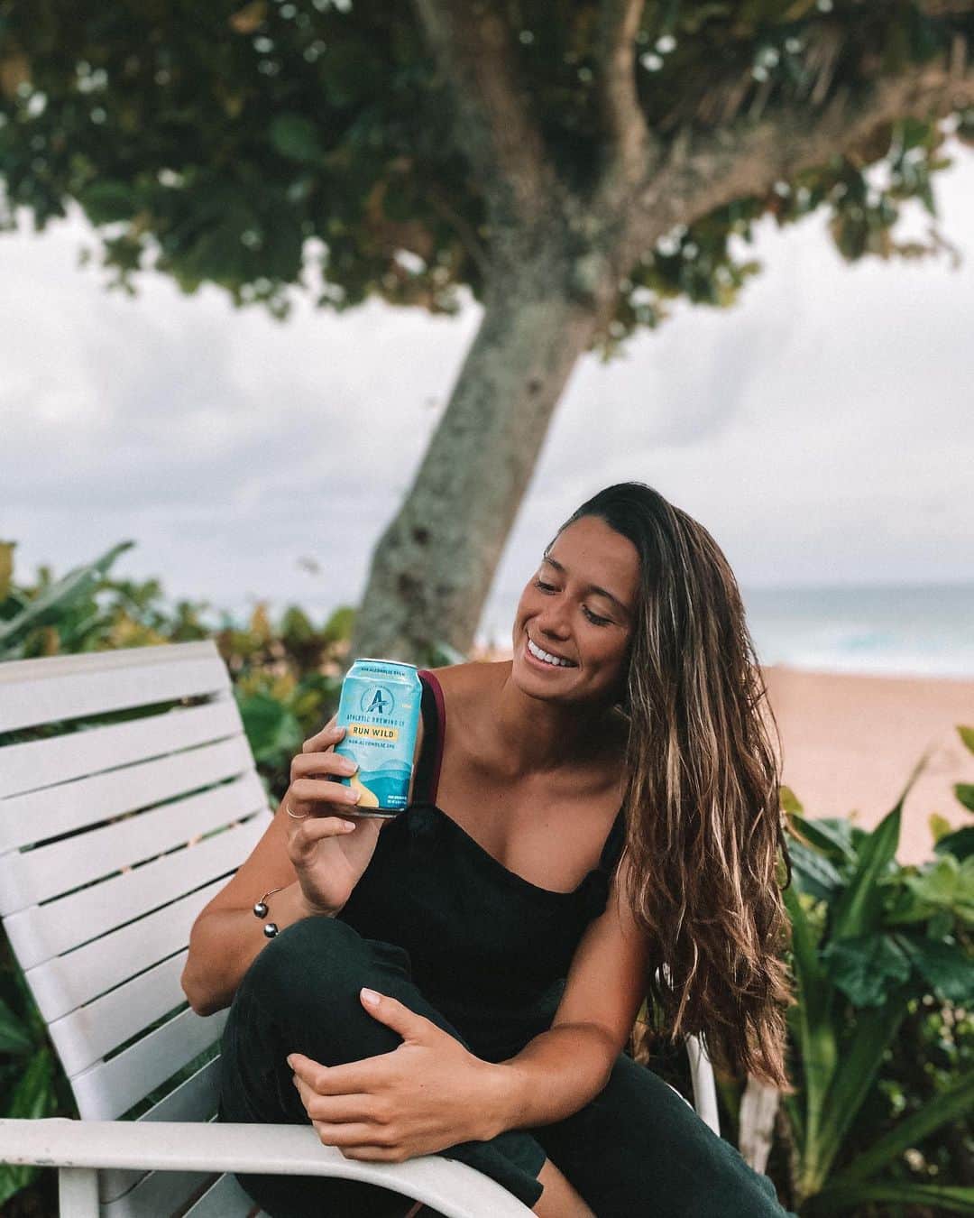 マリア・マニュエルのインスタグラム：「RUN WILD without compromise 😉  Now that we have our surf season starting combined with holiday season, it’s nice to have something suitable for every occasion. Spending quality time with family & friends while having a clear, fresh mind the next day is super important for me.   @athleticbrewing ‘s innovative non-alcoholic craft beers are high-quality and taste amazing.  I’m thankful to say I will be joining the ultra dedicated #AthleticBrewingCo team in a long term partnership to support their mission in supporting a healthy, active lifestyle all while still enjoying the refreshing taste of a great beer sometimes. My favorite is the #nonalcoholic IPA (ladies it’s only 70 calories too 😛)」