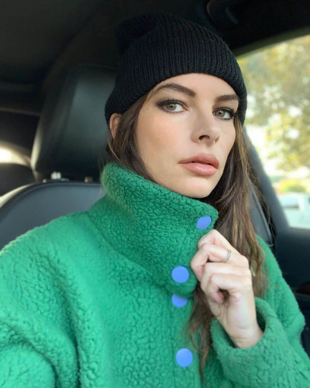 ケリー・オックスフォードのインスタグラム：「81% of my followers are women 😽👋, also...  1. Archie’s collar and leash vanished and it literally makes no sense. How did his collar come off. What ghost did this? 2. I put on makeup to make myself run errands this morning. Big thanks to @jamiemakeup for her #blighlighter in The Nude One.  3. It was 57F in my house this morning, I turned on the furnace and Henry told me “that’s extravagant” 4. I don’t watch election news anymore. 5. I like these blue buttons because they look like big Smarties. 6. 2020 is almost over hahahahahaahhahaahhahhahaah」