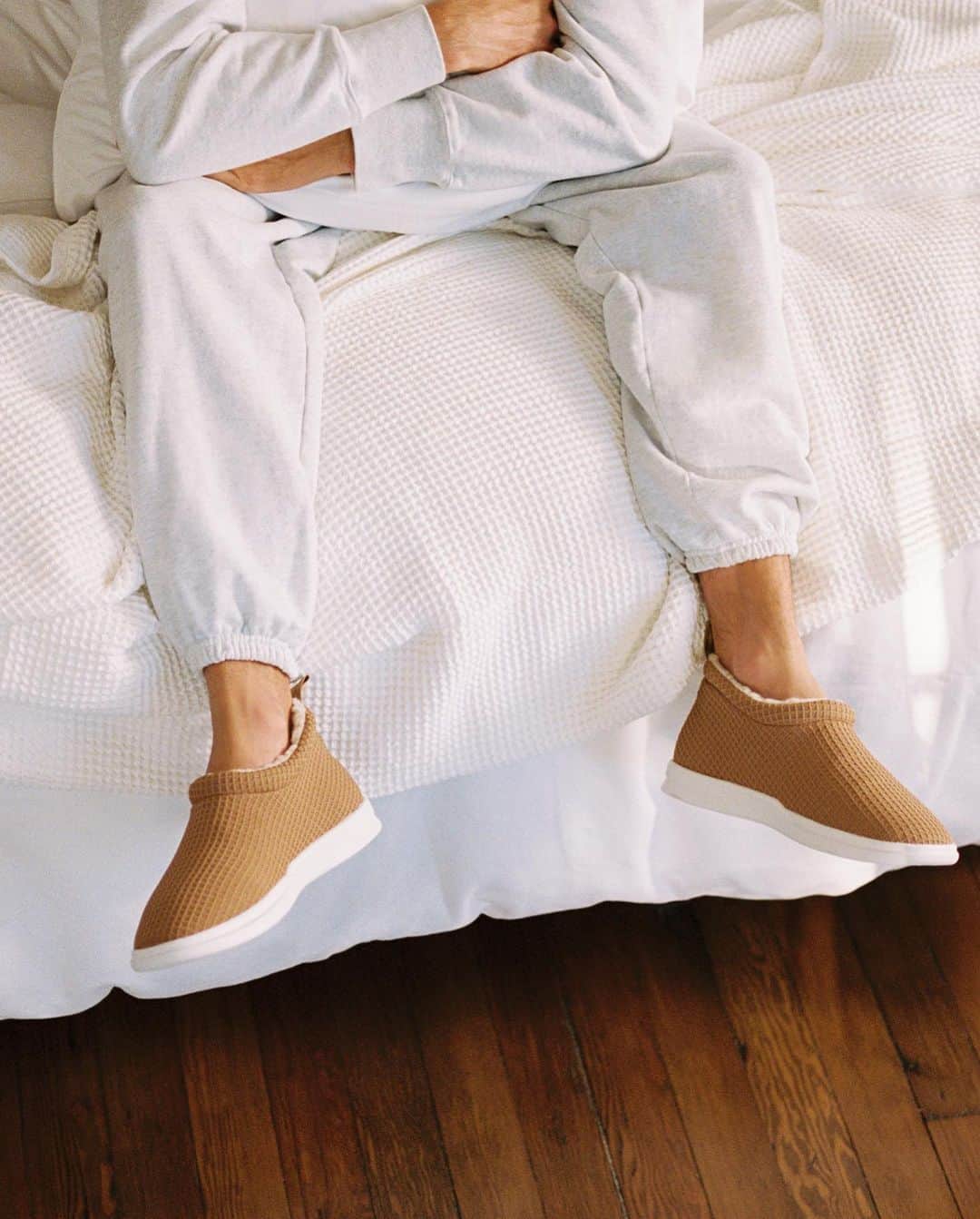 ロブ・ディアデックのインスタグラム：「Ladies and Gentlemen the @dyrdekmachine is proud to announce our latest build @lussocloud. The pinnacle of footwear comfort for everyone to enjoy. It has been an honor creating a company with the legendary visionary that is @jonbuscemi. So much fun from the first meeting, to the launch group text. Thank you @chrisjamesnoyes  and @brockymarciano and the entire Dyrdek Machine squad for bringing Comfort Nirvana to life! Hit the link in bio #manufacturingamazing」