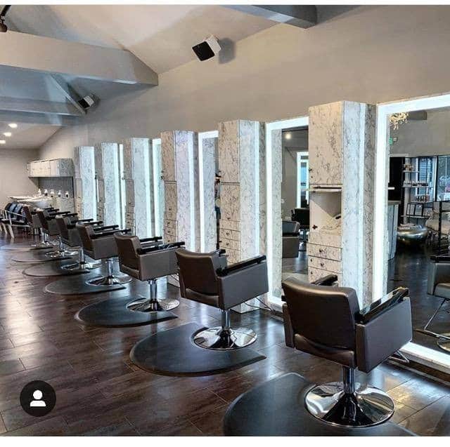 のインスタグラム：「Spa/Hair Salon Trend Corona has given some impacts to the floor plans of Spa/Hair Salon. Square footage of waiting lobby space may be sacrificed to provide more luxury space for treatment rooms and for customers’ private space. We recently finished an interview with the expert in the industry that will be shared to you in a few days. スパ/ヘアサロントレンド  コロナはスパ/ヘアサロンのスペースプランニングにいくつかの影響を与えたようです。トリートメントルームやお客様のプライベートスペースをよりラグジュアリーなものにするために、ロビースペースを縮小するようになってきました。専門家へのインタビューをしましたので、近日中に詳しくお伝えします。 #hawaiiinteriordesign ＃designstyle #spatrends #hairsalontrends #beautifulplace #safety #aftercorona #interiordesign #stylishlife #interiorinspirations #interiorlovers #designideas #salondesignersla ＃ハワイインテリアデザイン」