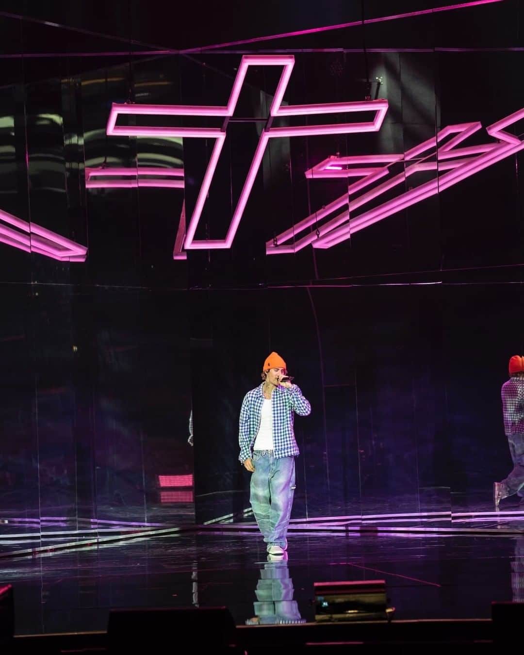 アメリカン・ブロードキャスティング・カンパニーのインスタグラム：「Did you see @justinbieber's performance last night at the #AMAs presented by @tmobile  #AMAsWithUs」