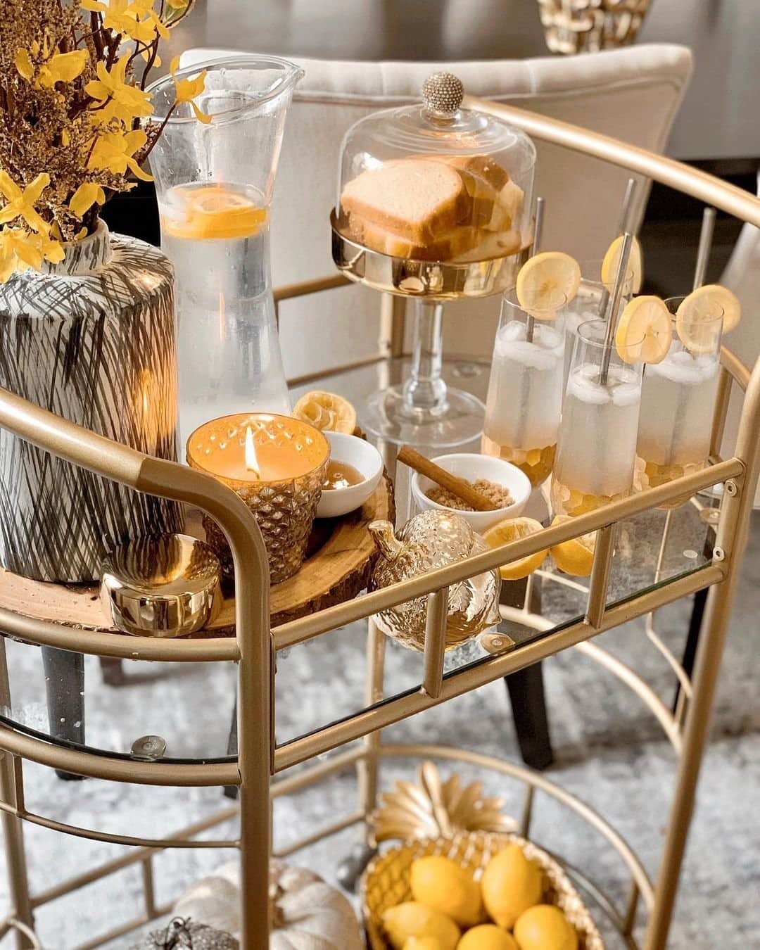 T.J.マックスのインスタグラム：「Cheers to *that* time of year. Send a virtual cheers to your friend by tagging them below 🥂 (📷: @noorofmyhome)」