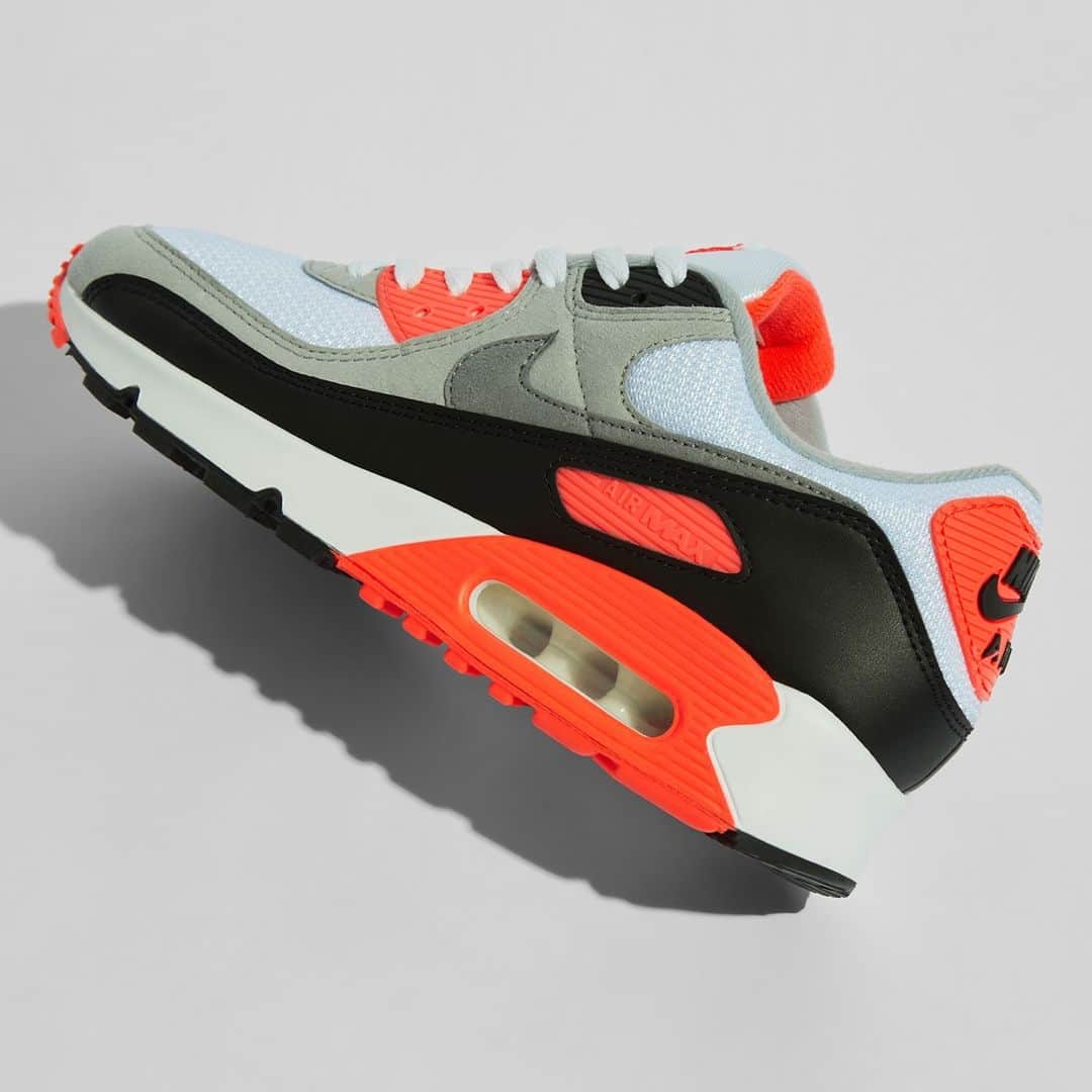 Sneaker Newsさんのインスタグラム写真 - (Sneaker NewsInstagram)「The clean and classic Nike Air Max 90 "Infrared" will be releasing in Europe on November 28th. This is one release you can't miss out on! Hit the link in our bio for more details and a store list.」11月24日 5時03分 - sneakernews