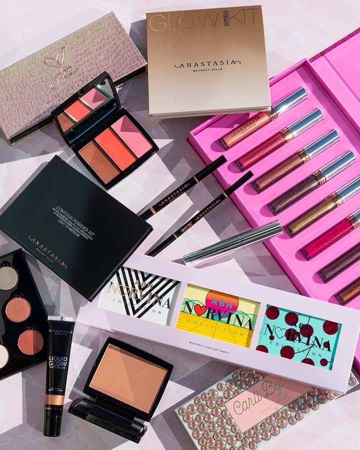 Anastasia Beverly Hillsさんのインスタグラム写真 - (Anastasia Beverly HillsInstagram)「GIVEAWAY TIME! ❤️ Anastasia Beverly Hills is giving away lots of goodies to celebrate our biggest sales event of the year! Black Friday #GIVEAWAY🎁  How to Enter ⬇️  1. Follow @anastasiabeverlyhills & @norvinacosmetics 2. Like this photo 3. Tag 3 friends in the comments 4. Use #anastasiabeverlyhills & #giveaway  3 lucky winners + their friends will each receive: 6 Eye Shadow Singles✨ Sun Dipped Glow Kit✨ Mini Norvina Pro Pigment Collection✨ Jackie Aina Palette✨ Carli Bybel Palette✨ Contour Cream Kit✨ Brow Definer✨ Brow Wiz®✨ Clear Brow Gel✨ Haute Holiday Liquid Lipstick Set✨ RETAIL VALUE: $337  Good Luck! Ends Friday 11/27 at 11:59 PM PT.  In the meantime, you can get a head start on our unbeatable Black Friday deals: 50% off Glow, Stick Foundation, Contour, Eye Shadow Singles & Lip + 30% off Palettes, Brow, Blush & Bronzer!  For giveaway entry, must be US resident, excluding RI, and 18 or older. Official Rules apply - www.anastasiabeverlyhills.com/ABH-giveaways-terms-and-conditions.html  Winners will be announced on Instagram Stories and contacted via DM 🏆」11月24日 5時03分 - anastasiabeverlyhills