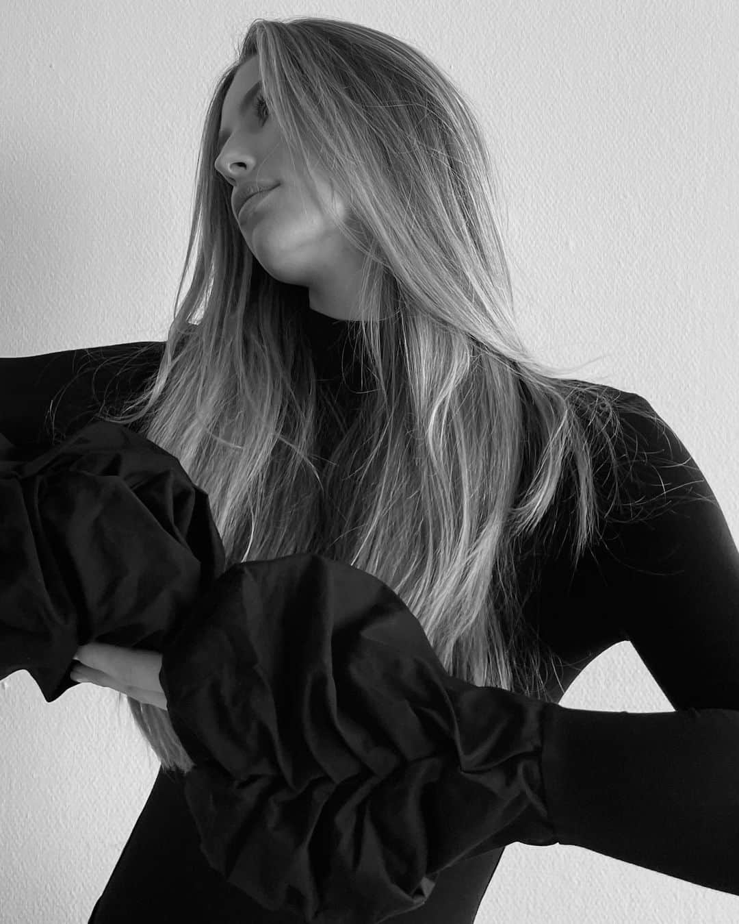 Mathilde Goehlerのインスタグラム：「Annonce.. so happy to show you my recent favourites from @nakdfashion in my stories. I linked to the items, that I know you love. Use BLACKWEEK for 30% off their site. They climate compensate for the shipping 🙌🏽🤌🏽」