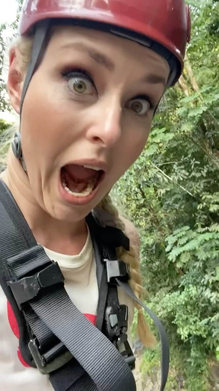 リンゼイ・ボンのインスタグラム：「Would you do it? Lucy and I are giving Harrison Ford a run for his money! @thepackonprime @ilovelucyvonn #indianjones #loscampesinos #costa」
