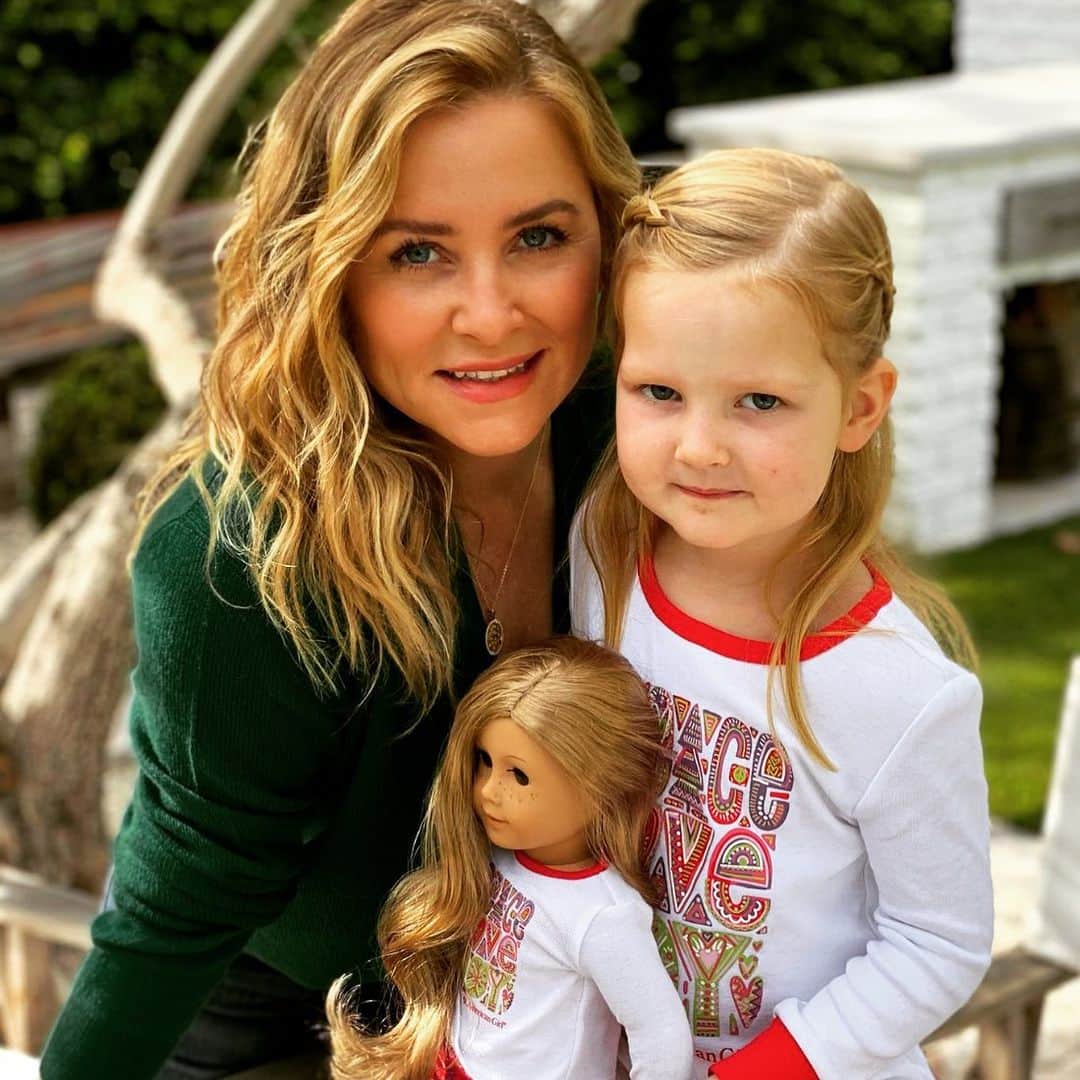 ジェシカ・キャプショーのインスタグラム：「I spent hours upon hours upon hours playing with dolls when I was a kid and now one of the bonuses of having kids is that you get to play with them again!! And just in time for the holidays...especially with so much time at home getting cozy and creative with playtime. #ad The extra special part of the Truly Me line is that there is a doll that seeks to make every child feel represented because children and adults alike need to understand just how much REPRESENTATION MATTERS. All your gift questions for the little ones answered in one warm and inclusive place. @americangirlbrand #MyAGHoliday #MyAmericanGirl」