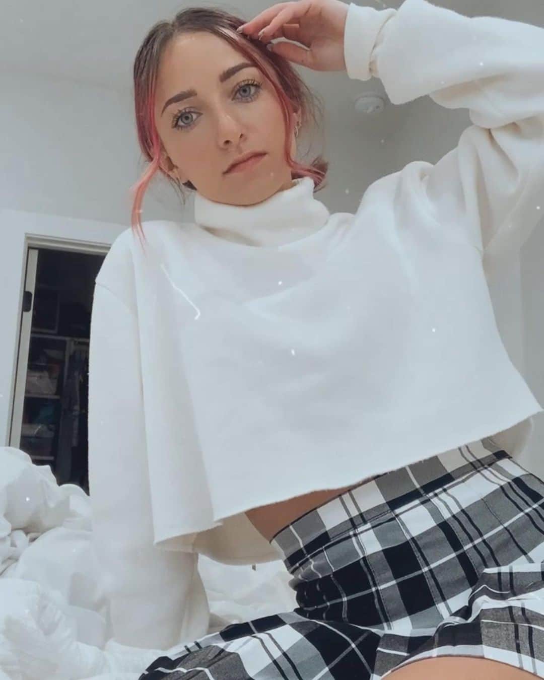Brooklyn and Baileyさんのインスタグラム写真 - (Brooklyn and BaileyInstagram)「SOS y’all I have a hair appointment tomorrow and I can’t decide what color to do. I’m feeling a change but I’m also so attached to the pink 🙈 Comment what color you think I should do.   Ps. Ik Ik I’m way too obsessed with this skirt lol.」11月24日 5時22分 - brooklynandbailey