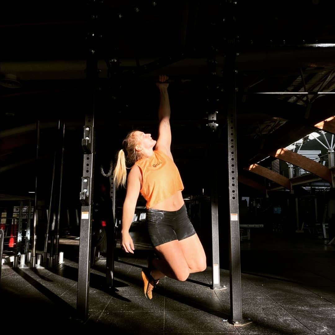 リア・クレインのインスタグラム：「Pic 1 Will my arm bend.... Pic 2 Reality 😂 I'm not sure I'll ever get my one arm pull up back however we did usual amount of pull ups again today @actionsportssolutions 💪🏻 Business as usual! Which means I'm aching 😂 •  Don't forget, follow the link in my bio for @wit.fitness black Friday sale early sign up!」