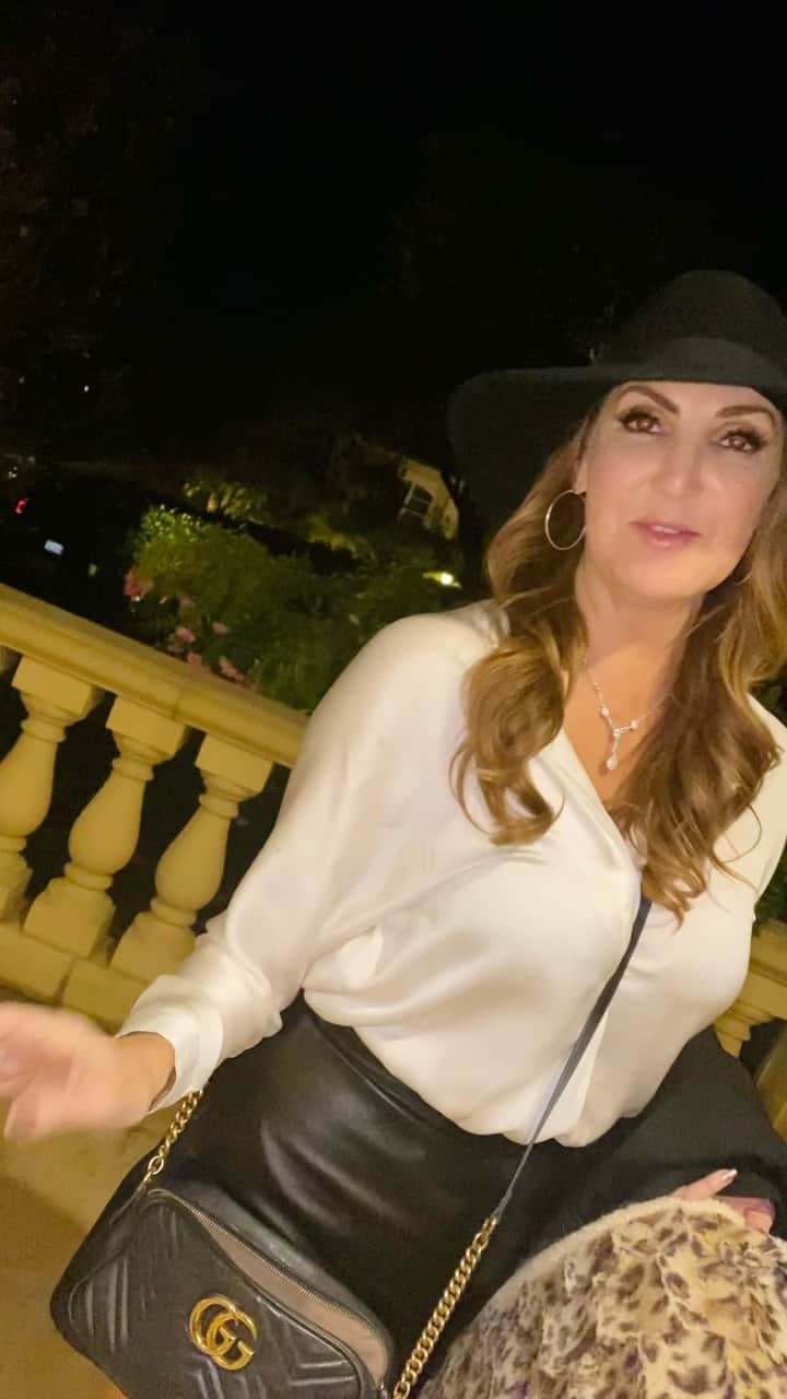 ヘザー・マクドナルドのインスタグラム：「I was over served at @how2girl dinner, so my son came to pick me up, along with our new cat. Thank you to her original parents, @how2girl and @nikkisixxpixx for raising her 14 years. She’s a California cat that’s lived a rockstar lifestyle. Now she just wants to relax with our other pet, a retired show girl dog named Raven we adopted a few months ago. Say hello to Mochi! Also @laneyziv who performed the adoption ceremony」