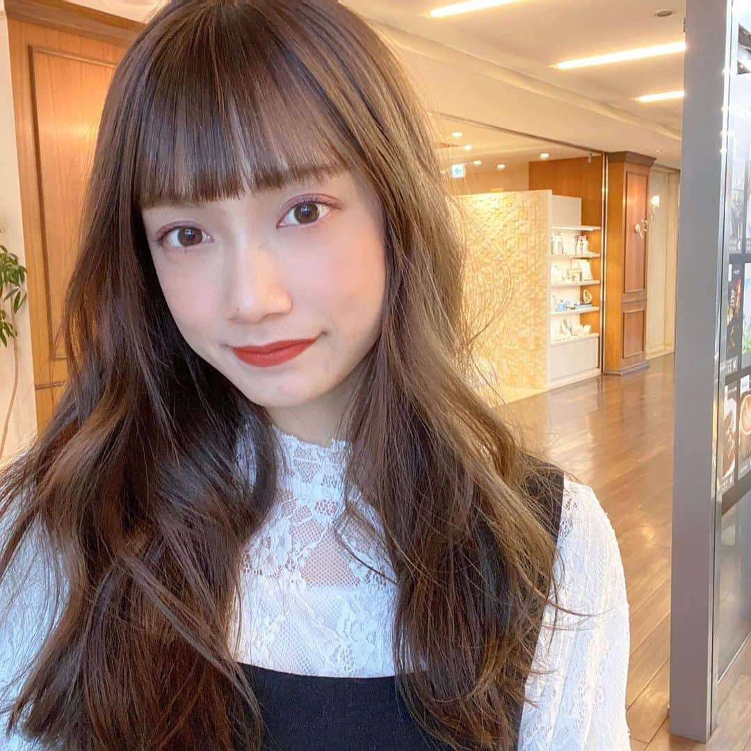 石原由希のインスタグラム：「今回も小平悟くんに髪の毛やってもらいました。ぱっつんになりたくなったのでしてもらいました。 トリートメントするとめっちゃ髪の毛サラサラになる #zacc」