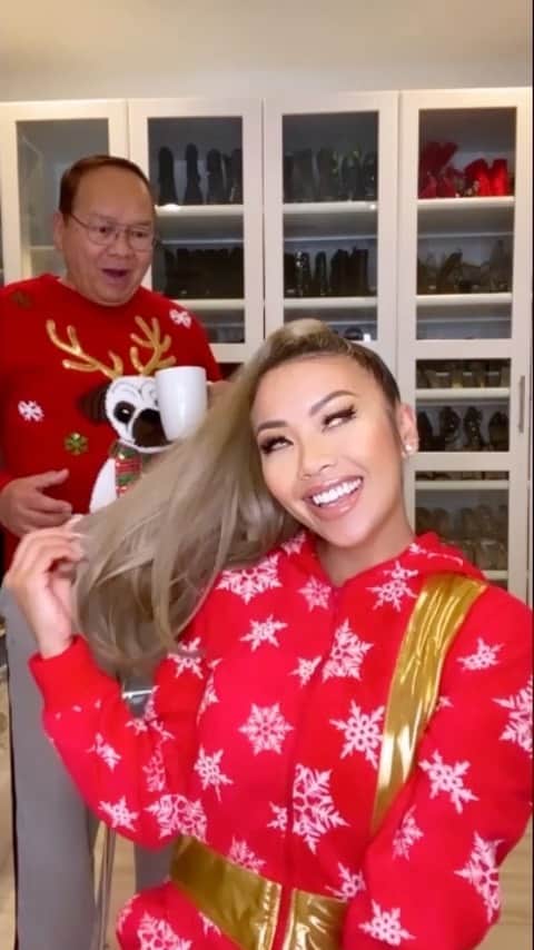 リアン Vのインスタグラム：「Perfect gift for the holidays! 🎁😂👱🏼‍♀️✨ @insertnamehere biggest sale of the year! 40% off EVERYTHING! Use code: BLACKFRIDAY  65% off value sets! #ad」