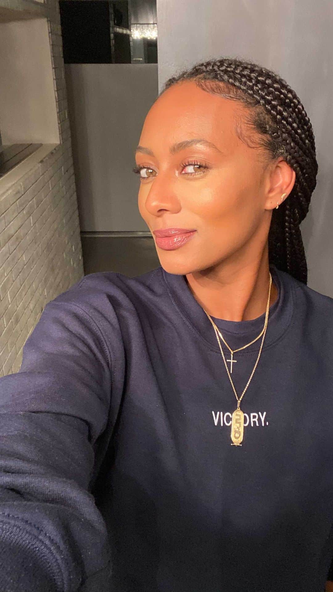 ケリー・ヒルソンのインスタグラム：「Well, my secret is @MielleOrganics by @exquisitemo! 💞 Throughout quarantine, I had nothing but time to play in my natural hair & use products consistently! Not only did my hair grow significantly, I discovered that I have a favorite natural hair-care line!   Two months ago (most of you saw the stories), my stylist and I got so curious about my quarantine growth, we decided to measure my edges, and they’re a whole 12 INCHES!! 🙌🏾🤩 (I just re-posted to my stories for those who missed that!)  My absolute fave from #Mielle is the Pomegranate & Honey Twisting Souffle for my twists/braid-outs (it locks moisture in amazingly), but what has really grown my hair is using #Mielle’s Rosemary Mint Scalp and Hair Strengthening Oil every day (no matter the style) and the Edge Gel! I LOVE THIS STUFF!   A lot of women make the mistake of letting their hair dry out in protective styles, and we know dry hair causes breakage. These allow me to maintain moisture even in my braids (don’t forget your ends)‼️   Well ladies, there you have it. That’s my secret—and the best part is—there’s a $4.99 sale going on right now! Visit mielleorganics.com to shop the entire collection! As I said in the video, I have never regretted buying one product from this line—and that’s rare—they all work very well! Trust me. 💞 #mielleorganics #mielle #thelastdancesale #minewcar #morethanastrand」