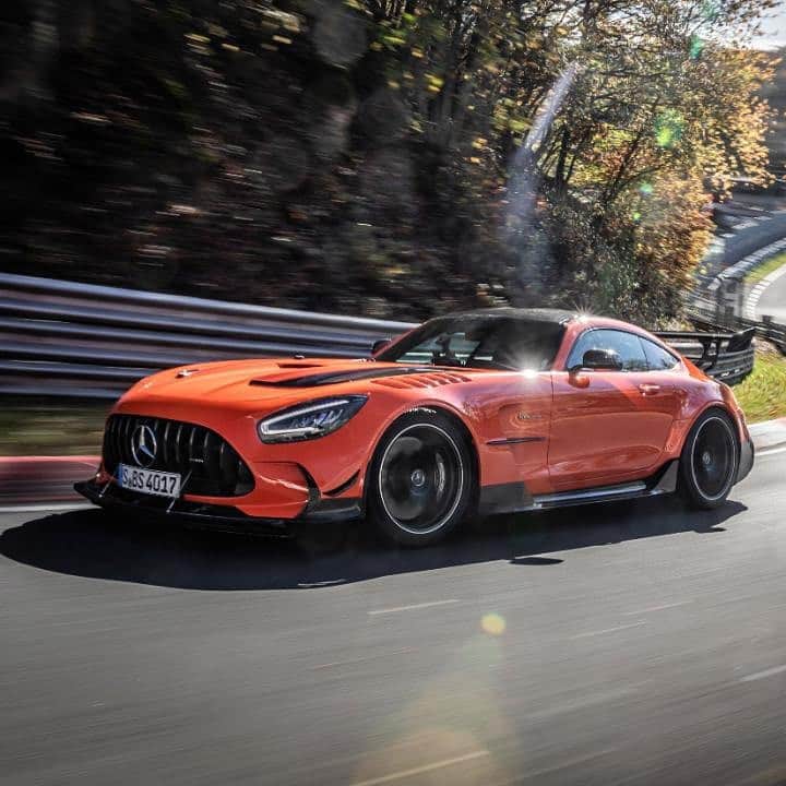 ミシュランさんのインスタグラム写真 - (ミシュランInstagram)「Another Nürburgring lap record for @MercedesAMG & Michelin!   Fitted with the MICHELIN® Pilot® Sport Cup 2 R -MO1A (Mercedes specific) tires designed especially for it, the Mercedes-AMG GT Black Series just became the fastest ever series production car to lap the Nürburgring Nordschleife with an official time of 6:43.616 min for the 12.80 mile (20.60 kilometer) track and 6:48.047 min for the full 12.94 (20.83 kilometer) mile track.   [Mercedes-AMG GT Black Series : Fuel consumption combined: 18.4 mpg]」11月24日 5時32分 - michelinusa