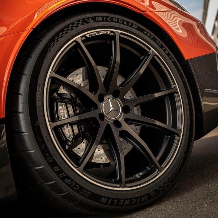 ミシュランさんのインスタグラム写真 - (ミシュランInstagram)「Another Nürburgring lap record for @MercedesAMG & Michelin!   Fitted with the MICHELIN® Pilot® Sport Cup 2 R -MO1A (Mercedes specific) tires designed especially for it, the Mercedes-AMG GT Black Series just became the fastest ever series production car to lap the Nürburgring Nordschleife with an official time of 6:43.616 min for the 12.80 mile (20.60 kilometer) track and 6:48.047 min for the full 12.94 (20.83 kilometer) mile track.   [Mercedes-AMG GT Black Series : Fuel consumption combined: 18.4 mpg]」11月24日 5時32分 - michelinusa