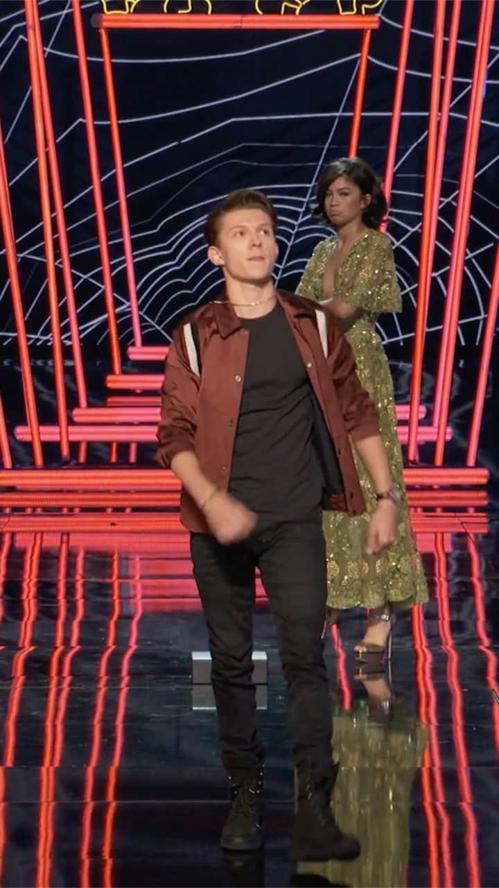 のインスタグラム：「The world: *absolutely, positively nothing* • @tomholland2013: *does a backflip* 🤷‍♂️ Set a reminder for the #MTVAwards: Greatest of All Time, coming up on Sunday, December 6!」