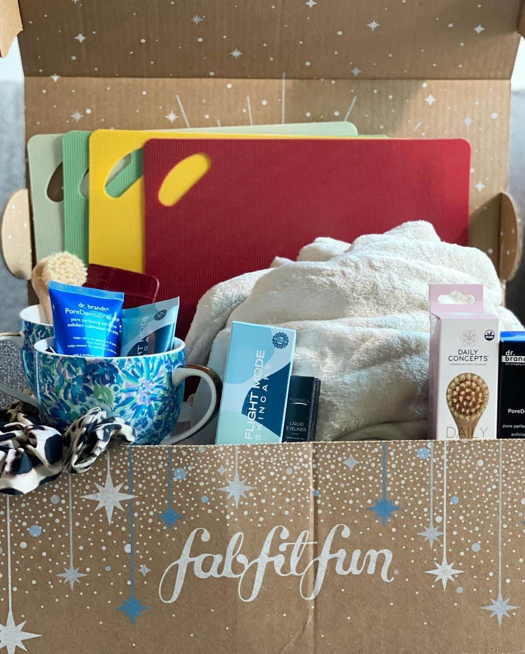 トリ・スペリングさんのインスタグラム写真 - (トリ・スペリングInstagram)「As a #fabfitfunpartner I can’t wait for a new season to arrive because that means my #fabfitfun box is about to as well! - The winter ❄️ box has so many incredible full size products to choose from and I customized it just for me! One of my favs in the winter box is my set of 2 Lilly Pulitzer Ceramic mugs, perfect for cozying up with hot chocolate by a warm winter fire! And, also the @summerandrose robe is the coziest thing I have ever put on!!! Obsessed.  - @fabfitfun is the perfect holiday gift to treat yourself or a loved one this season and right now you can use my code “TORI” for $10 off your first box at www.FabFitFun.com . - #fabfitfun #fabfitfunwinterbox」11月24日 5時34分 - torispelling