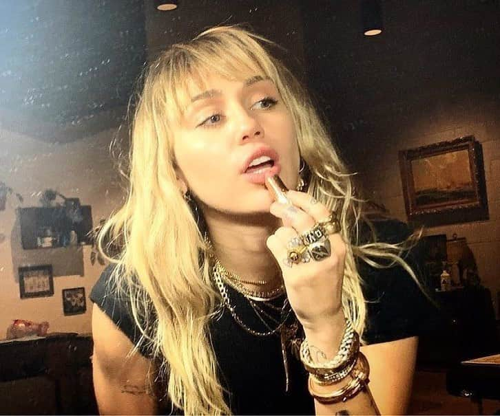 シャーロット・ティルベリーさんのインスタグラム写真 - (シャーロット・ティルベリーInstagram)「Happy birthday to the beautiful, super-talented @mileycyrus Wishing you the most magical day full of LOVE, LIGHT & MAGIC!! 🦋💫😘🎂💗」11月24日 5時35分 - charlottetilbury