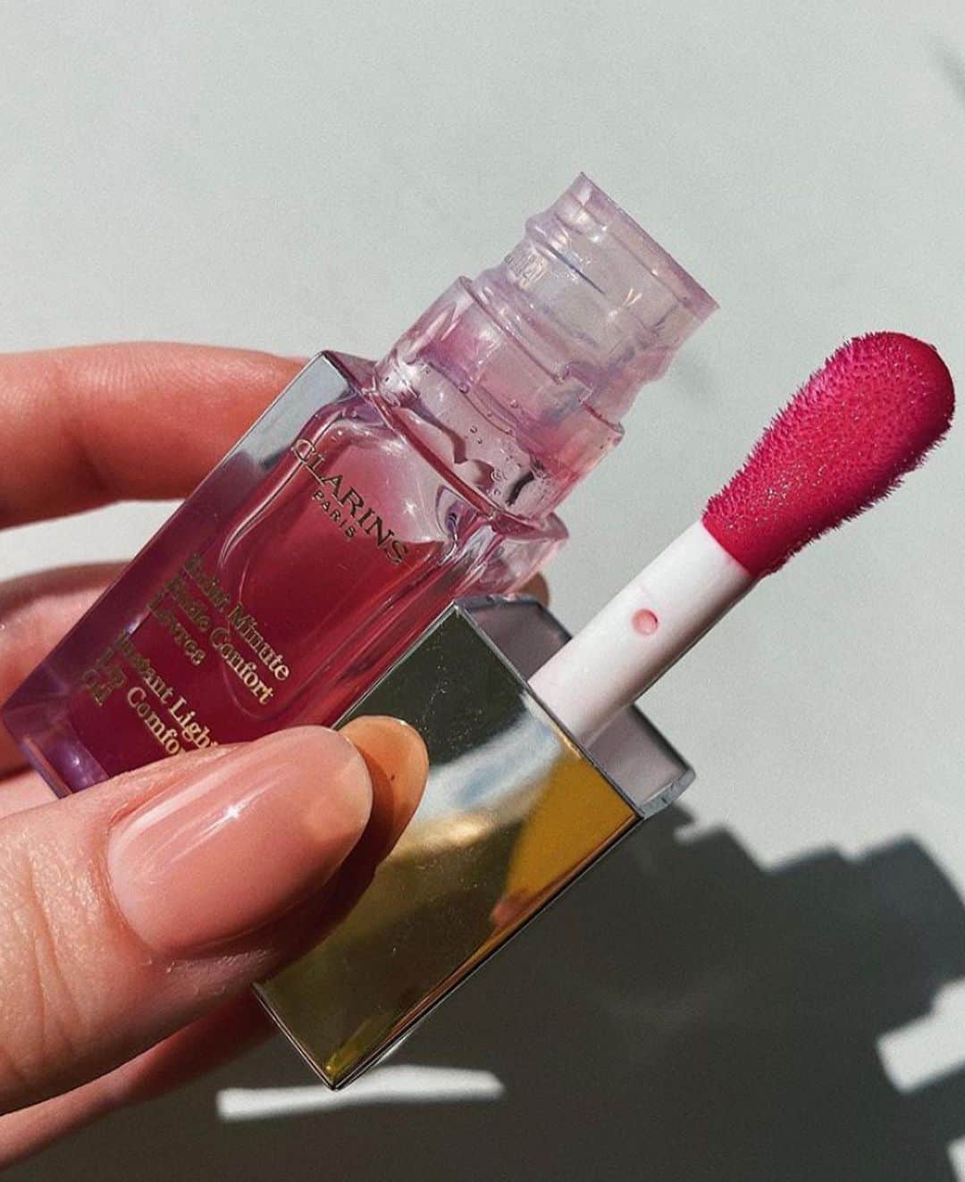 CLARINSさんのインスタグラム写真 - (CLARINSInstagram)「👄✨🌿Give your lips a glow with our Lip Comfort Oil in Raspberry ✨🌿👄  Do you prefer a wash of raspberry color or our Lip Comfort Oil Intense Raspberry shade?  ✨Makeup by @serenawylliemakeup  #makeup #lipoil #clarins #clarinsmakeup」11月24日 5時41分 - clarinsusa
