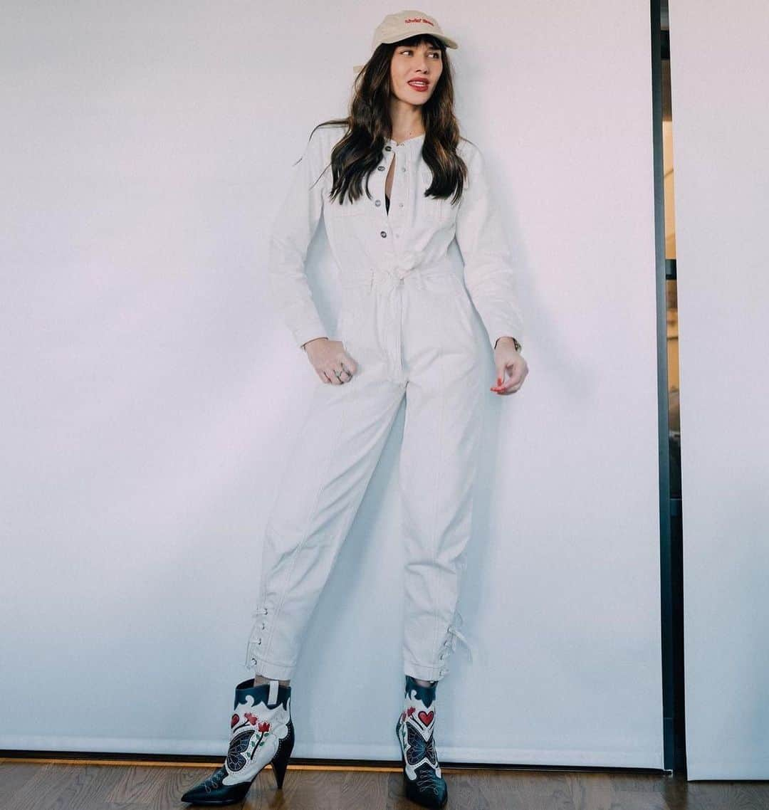 SOPHIA WEBSTERさんのインスタグラム写真 - (SOPHIA WEBSTERInstagram)「"Wear something that lets you move today…"⁣⁣ ❤️ ⁣⁣ @natalieoffduty spotted in Sophia’s new 'Shelby' ankle bootie, looking effortlessly beautiful in this paired back combo 🦋🤍⁣ ⁣⁣ #SophiaWebster #SpottedInSophias #NatalieOffDuty ⁣#NatalieLimSuarez」11月24日 6時05分 - sophiawebster