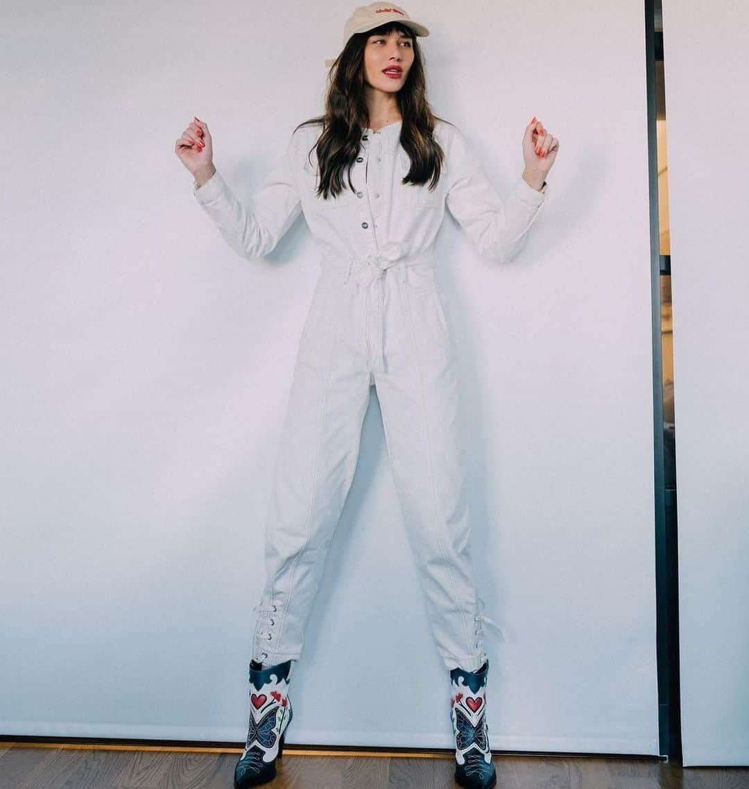 SOPHIA WEBSTERさんのインスタグラム写真 - (SOPHIA WEBSTERInstagram)「"Wear something that lets you move today…"⁣⁣ ❤️ ⁣⁣ @natalieoffduty spotted in Sophia’s new 'Shelby' ankle bootie, looking effortlessly beautiful in this paired back combo 🦋🤍⁣ ⁣⁣ #SophiaWebster #SpottedInSophias #NatalieOffDuty ⁣#NatalieLimSuarez」11月24日 6時05分 - sophiawebster