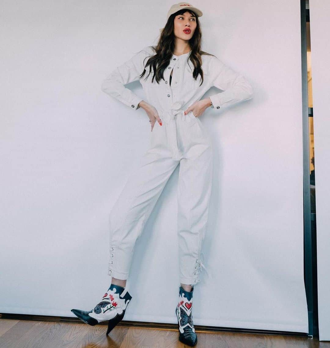 SOPHIA WEBSTERさんのインスタグラム写真 - (SOPHIA WEBSTERInstagram)「"Wear something that lets you move today…"⁣⁣ ❤️ ⁣⁣ @natalieoffduty spotted in Sophia’s new 'Shelby' ankle bootie, looking effortlessly beautiful in this paired back combo 🦋🤍⁣ ⁣⁣ #SophiaWebster #SpottedInSophias #NatalieOffDuty ⁣#NatalieLimSuarez」11月24日 6時05分 - sophiawebster