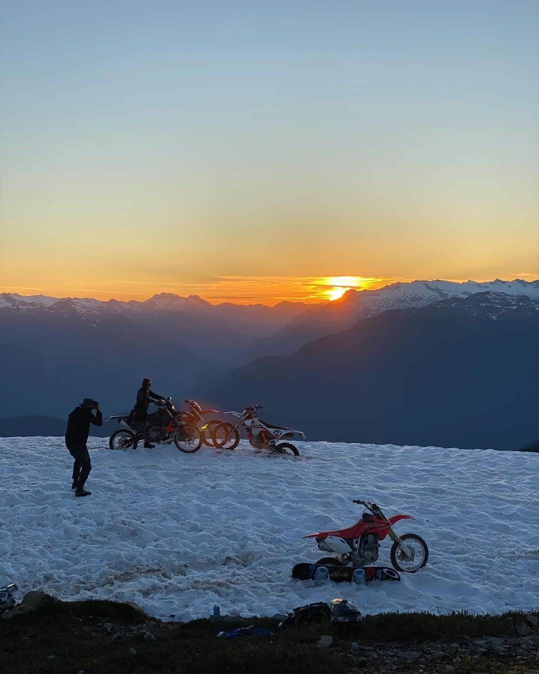 ジェイミー・アンダーソンさんのインスタグラム写真 - (ジェイミー・アンダーソンInstagram)「When you dirt bike to the snow line in late July to shoot your @oakleysnowboarding ad! 😂👌  Thanks to my friends for helping make it happen! You guys are fun adventurers! 🙌🤘💙」11月24日 5時59分 - jamieanderson