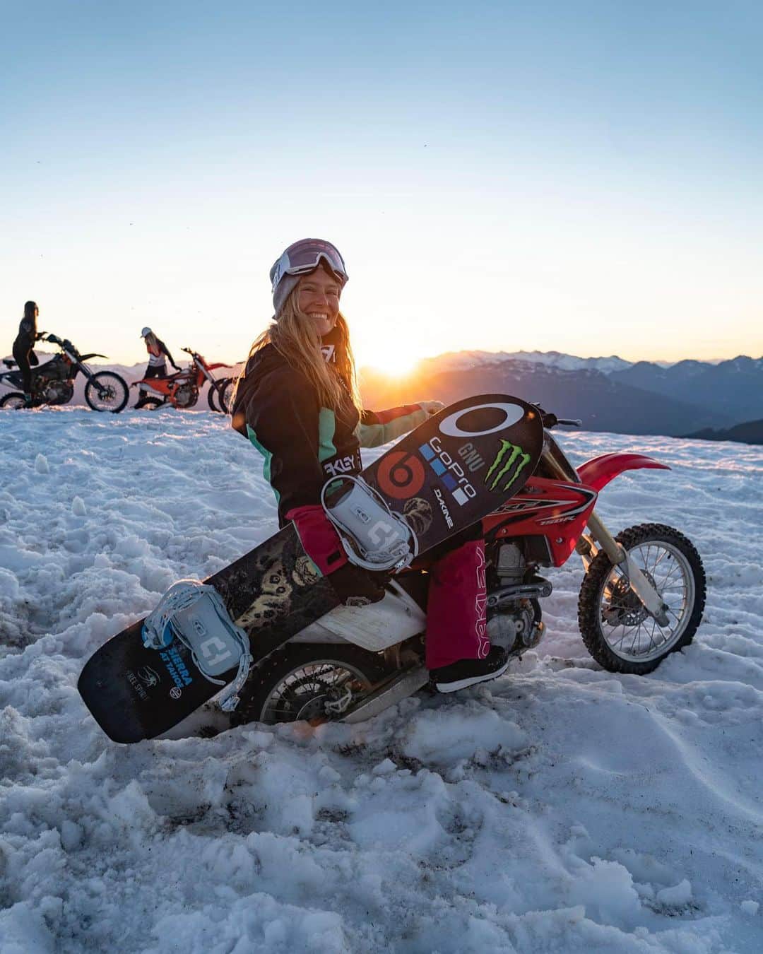 ジェイミー・アンダーソンのインスタグラム：「When you dirt bike to the snow line in late July to shoot your @oakleysnowboarding ad! 😂👌  Thanks to my friends for helping make it happen! You guys are fun adventurers! 🙌🤘💙」