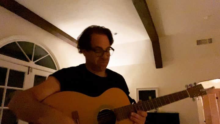 ポール・アデルスタインのインスタグラム：「Name that intro! (Sound effects provided by my mouth).」