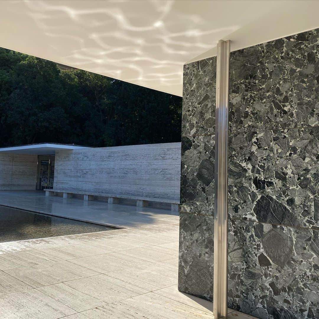 KEISUKE SYODAさんのインスタグラム写真 - (KEISUKE SYODAInstagram)「Got so many inspirations in Spain. The Barcelona Pavilion, designed by Ludwig Mies van der Rohe and Lilly Reich. #PAVILION」11月24日 6時03分 - keisukesyoda