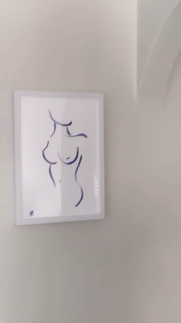 フェリシティー・パルマティアーのインスタグラム：「Love seeing my artworks hanging in your homes! This is the “She is Beauty” print ☺️ You can check them out via the link in my bio 🌺 @flickpalmateer.art」