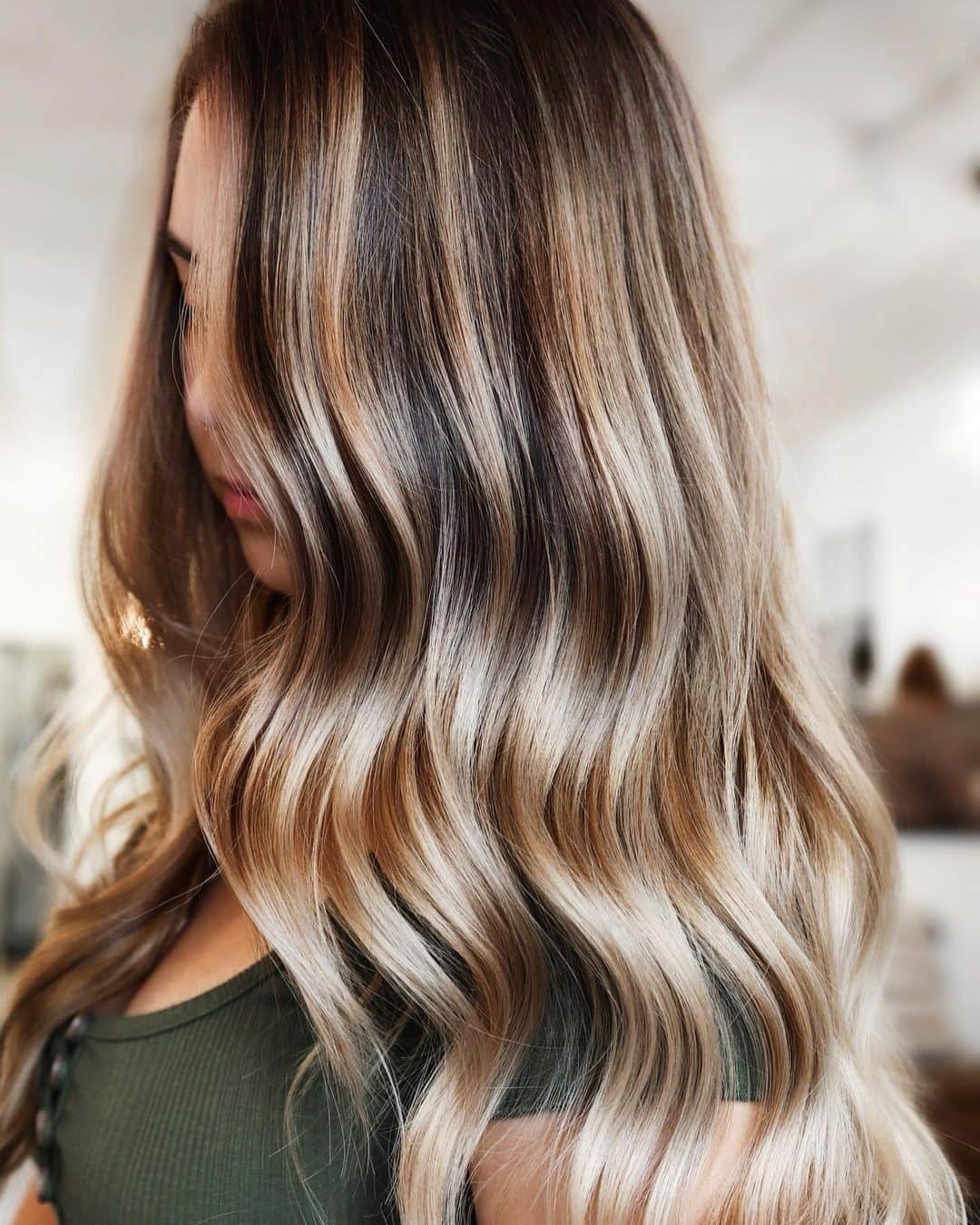 Moroccanoilさんのインスタグラム写真 - (MoroccanoilInstagram)「If the transition from fall to winter were a hair color, pretty sure it would be this one. 😍 Caramel balayage by @themaneartistry, styled for mega-watt shine with:  🌟 Moroccanoil Treatment Light: Smooths frizz, boosts shine 🌟 All in One Leave-in Conditioner: Hydrates, softens, detangles, protects 🌟 Luminous Hairspray Medium: Secures style w/ a reflective shine shield  Find all this and more @sephora!」11月24日 6時10分 - moroccanoil