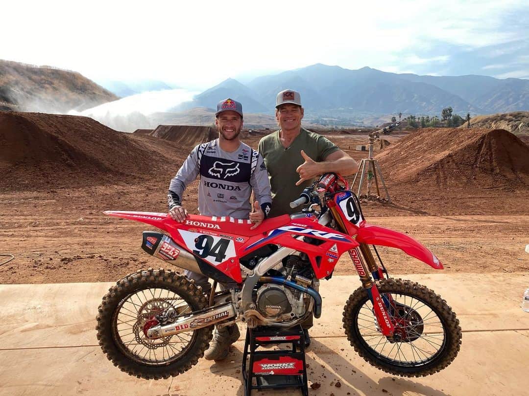 ケン・ロックゼンのインスタグラム：「What a fun day having @darinolien out at the track. It is fascinating talking to a master mind of nutrition 🤙🏽 We are always down to learn and grow ✌🏽 For the people that don’t know him. He is the Co Host of the TV show #downtoearth」