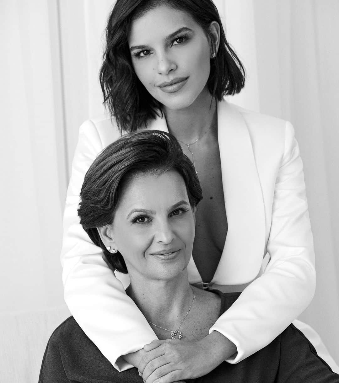 Mariana Riosのインスタグラム：「Viva minha mamãe mais linda!!!! ❤️❤️❤️🎂🎁🎊 Hoje é dia de comemorar sua vida, mãe! Mais um ano espalhando amor e luz por aí! Amo sua alegria, seus conselhos e seu carinho! Obrigada por tudo! Seja feliz! Te amo ♥️🙏🏼 Deus te abençoe!」