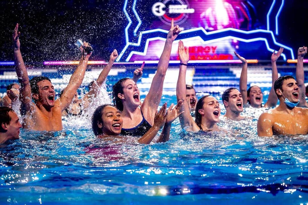 アリソン・シュミットのインスタグラム：「... that was fun 😁☝️💙 🦅 🏊‍♀️   📸 @minekasapoglu」