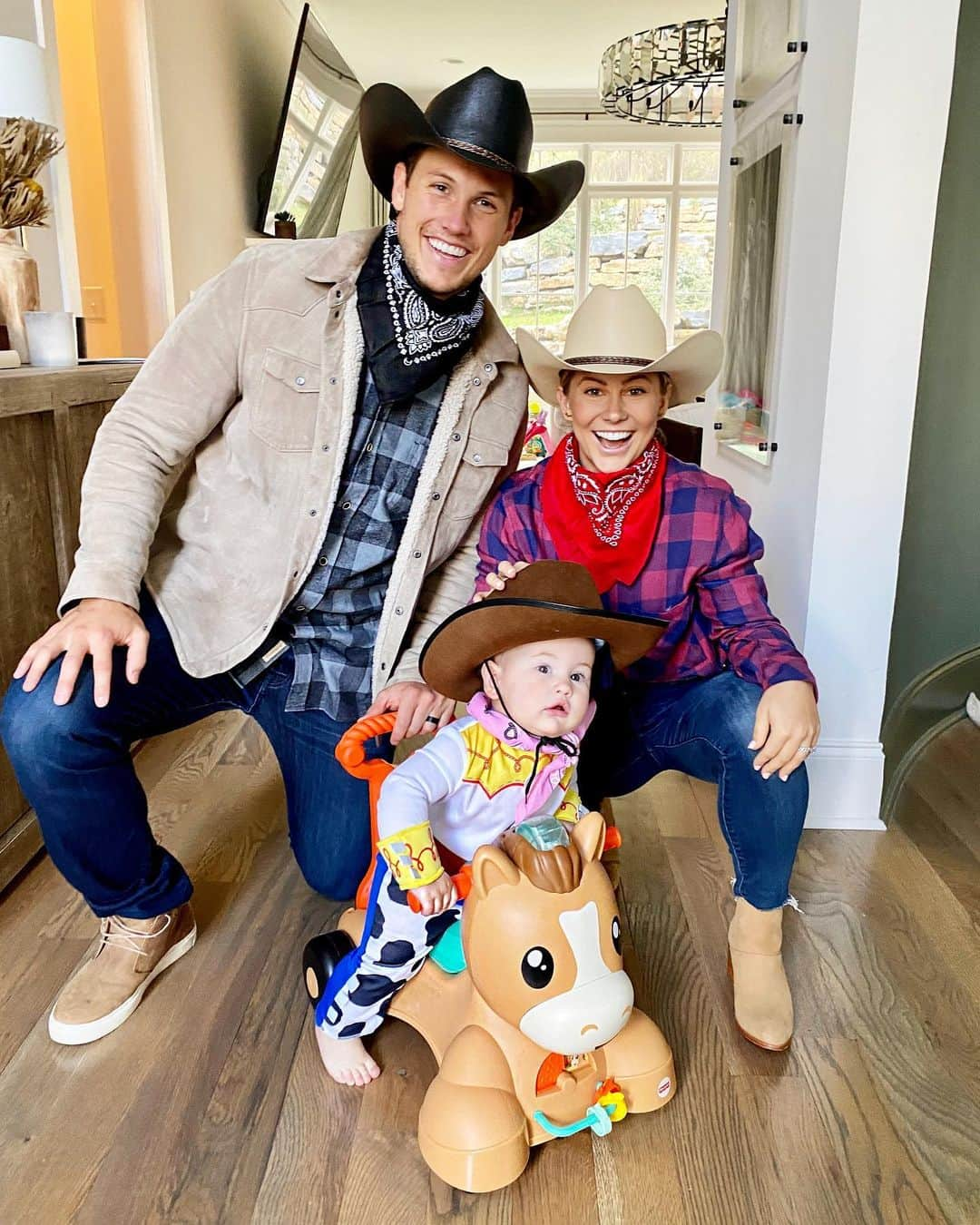 ショーン・ジョンソンさんのインスタグラム写真 - (ショーン・ジョンソンInstagram)「This should have been our Halloween costume or Yellowstone should just cast us now for the next season!」11月24日 6時18分 - shawnjohnson