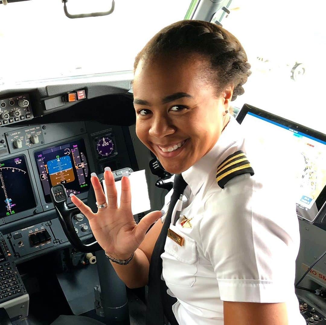 Nia Sioux Frazierさんのインスタグラム写真 - (Nia Sioux FrazierInstagram)「Today’s #RoleModelMonday is Monique Grayson. Monique is a pilot who started flying when she was 19! After her first flight at the age of 12, she developed a curiosity for flying and wanted to know how everything worked. This led her to going to school and pursuing her dreams of becoming a pilot. Monique said many people in the airport / on flights assume she is a flight attendant, and based on the statistics, it’s no wonder why. Only 3% of pilots are black, and only 7% of pilots are women. She is truly a trailblazer and sets an example for future pilots who may not have otherwise SEEN themselves in this role. Thank you for opening our eyes to what is possible!」11月24日 6時31分 - niasioux