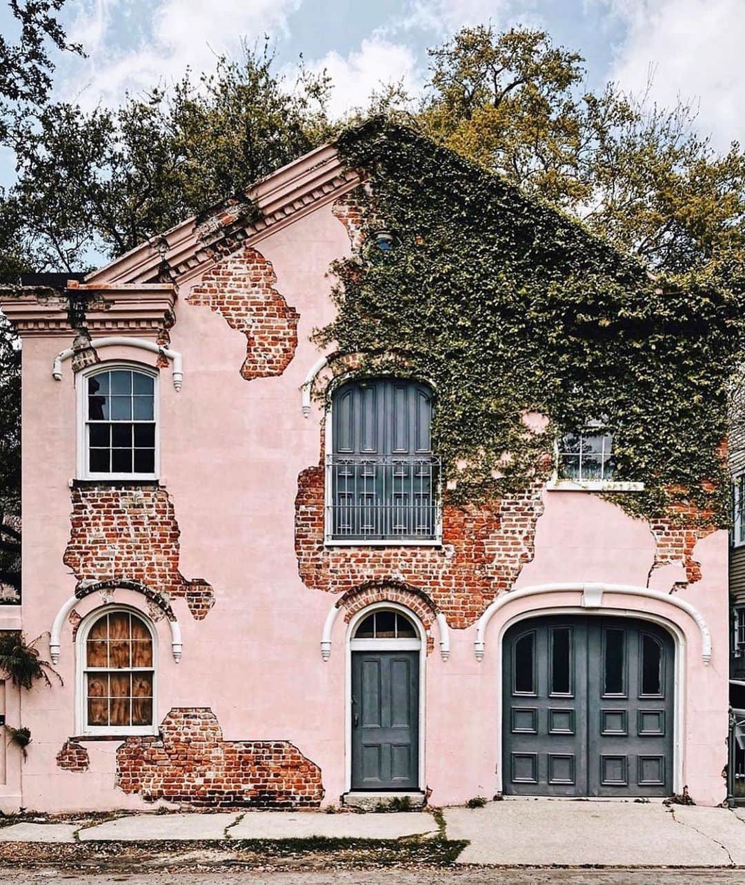 AnOther Magazineさんのインスタグラム写真 - (AnOther MagazineInstagram)「#DreamHome – this dusty pink house in New Orleans, shared by @accidentallywesanderson ☁️⁠⠀ ⁠⠀ At the link in our bio we speak to Wally Koval about his Anderson-inspired account and his transporting new book, which pays tribute to the director’s colourful aesthetics 📲」11月24日 6時25分 - anothermagazine