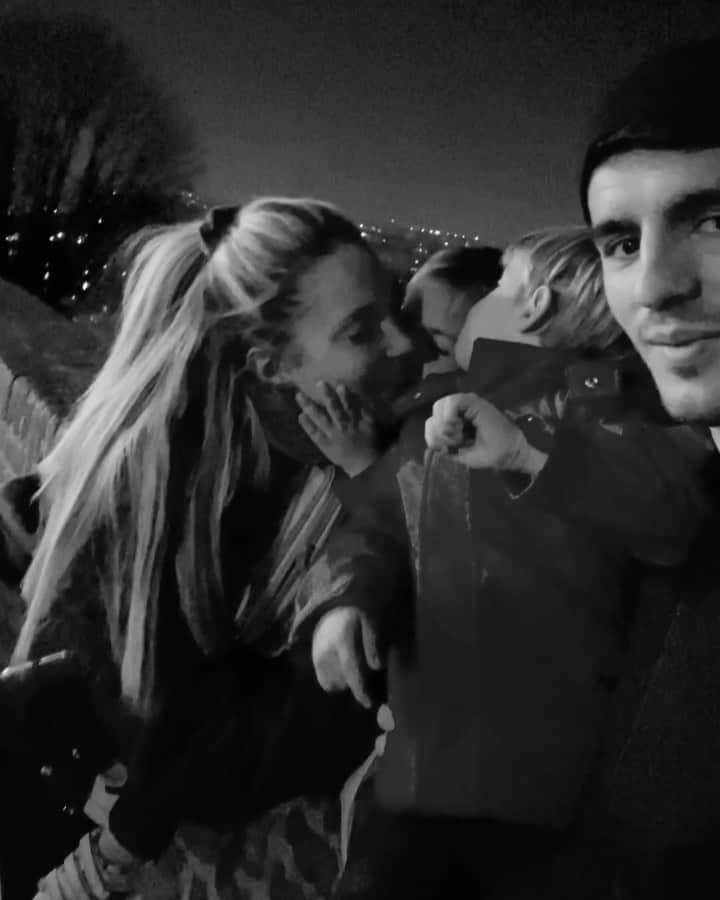 アルバロ・モラタのインスタグラム：「Casa es donde estáis vosotros, sois el sitio más seguro del mundo, donde me siento feliz , donde siempre quiero estar y donde esta todo lo que tengo.Falta Edo que cuando grabamos este vídeo tenía pocos días de vida. Sois mi vida. Os amo ❤️🙌」
