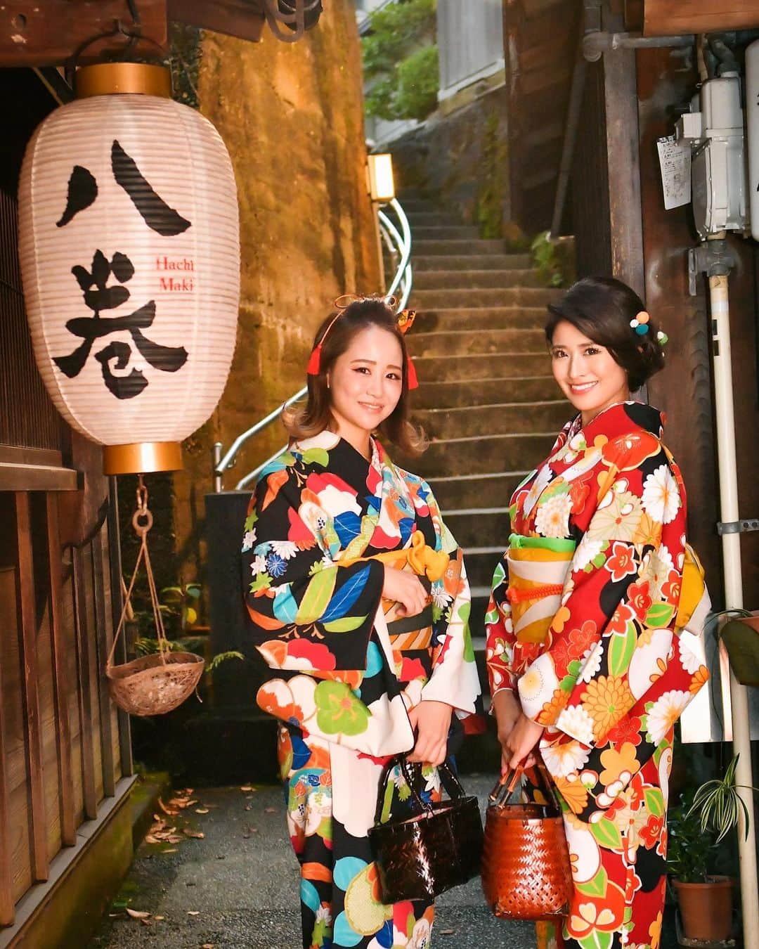 鈴木まりなのインスタグラム：「ZOUSS新春一月号  表紙撮影で金沢へ🍁       w/ @emil_37xx  Photo by @hidekingraphy   #主計町茶屋街 #ひがし茶屋街 #金沢で暮らすように働く #金沢観光PR #kimono」